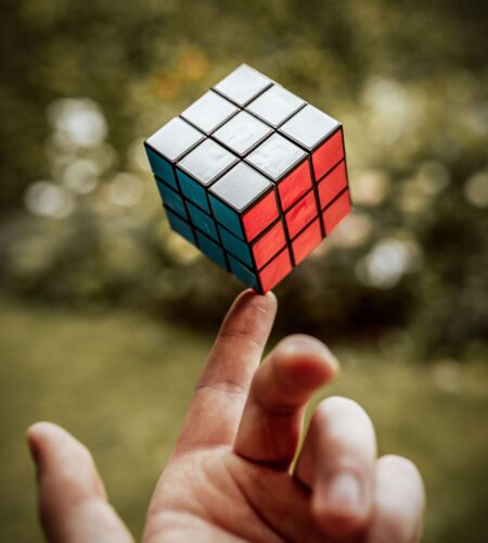 Rubiks Cube auf Zeigefinger balanciert