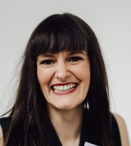 Yvonne lächelt in die Kamera